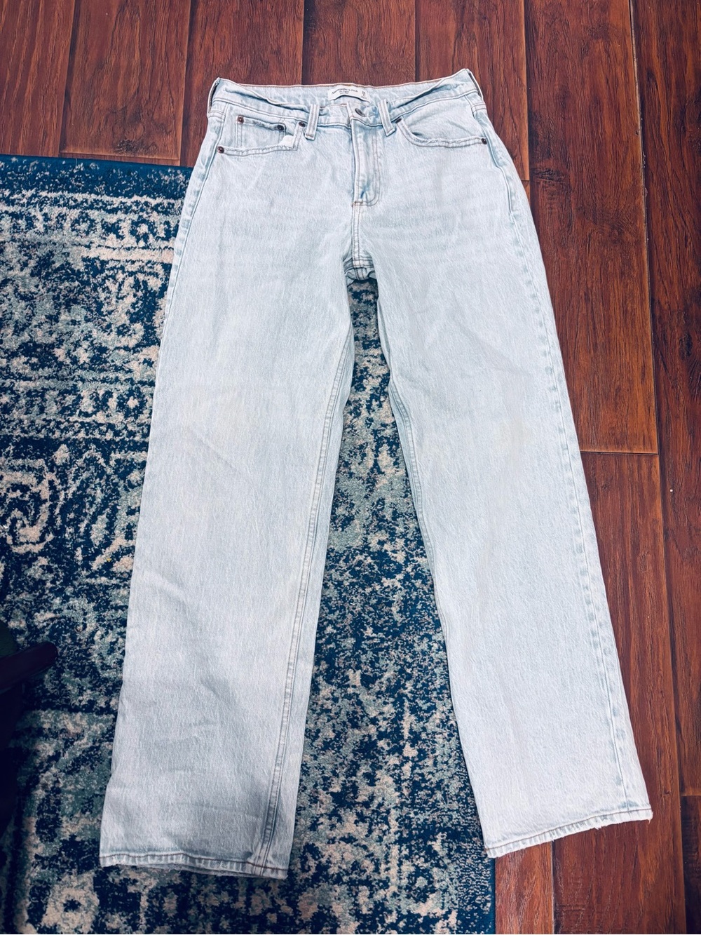 Abercrombie & Fitch Light Wash low rise baggy jeans